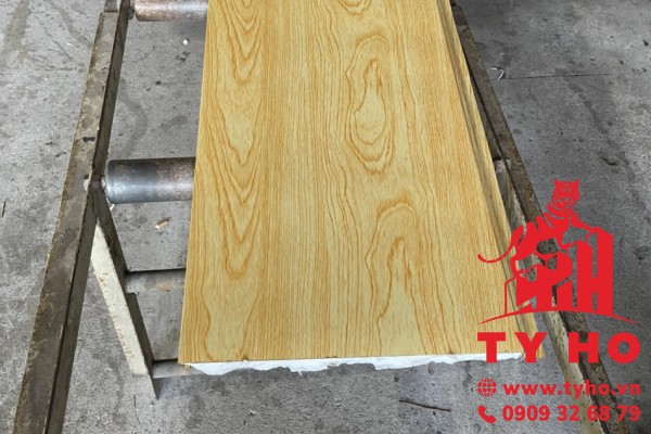 Thi công trần tôn PU sai cách – Tiền mất, nhà nóng, đừng chủ quan!