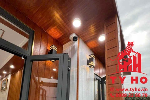 So sánh trần tôn PU và laphong nhựa thông thường: Loại nào mới là “vua” cách nhiệt?