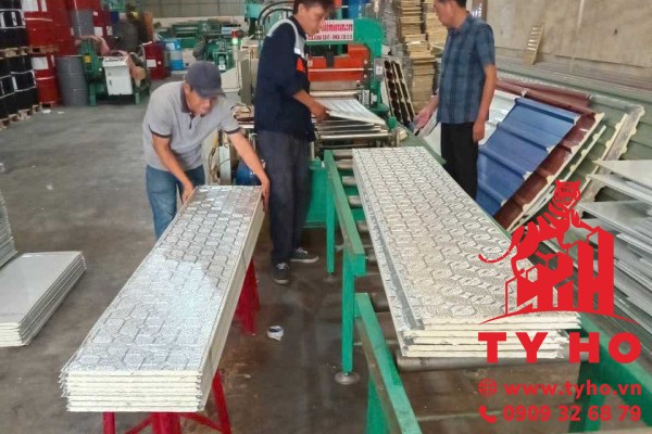 Tấm trần tôn PU 3 lớp có thể đóng vách không? Đáp án khiến dân xây dựng bất ngờ