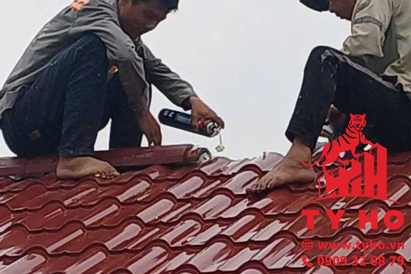 Tôn PU sóng ngói, tôn xốp giả ngói có cấu tạo như thế nào? Hãy cùng Tỷ Hổ tìm hiểu chi tiết ngay nhé